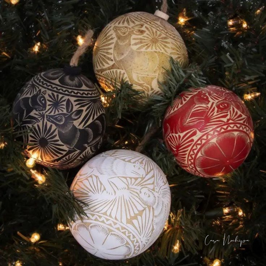 Esferas navideñas hechas con jícara natural, decorando un espacio cálido con esencia artesanal.