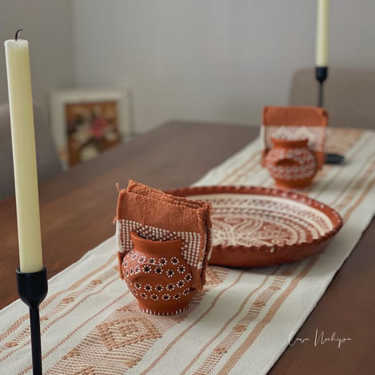 Espacio decorado con piezas de decoración artesanal mexicana: barro, madera, textiles y fibras naturales.