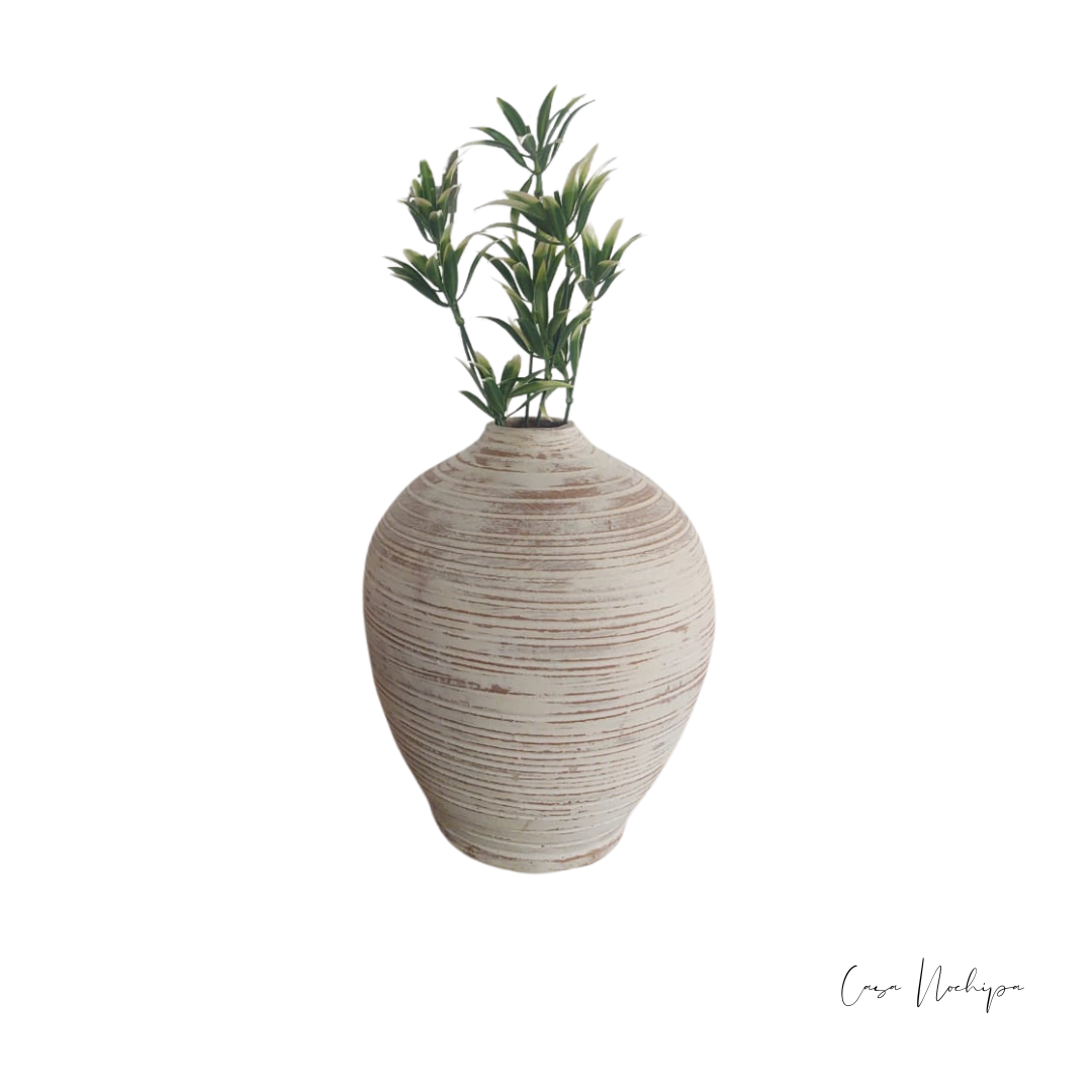 Jarrón de barro texturizado color neutro, pieza artesanal de 40 cm para decoración de interiores.