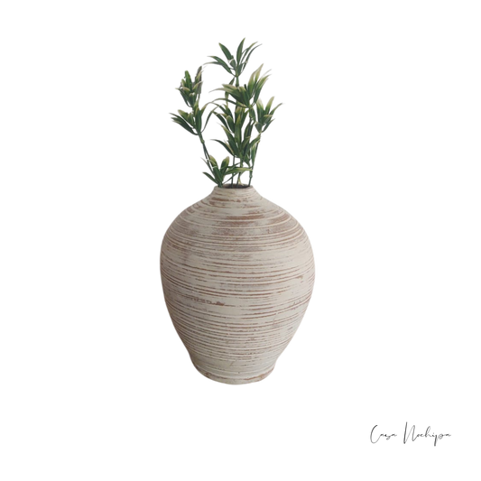 Jarrón de barro texturizado color neutro, pieza artesanal de 40 cm para decoración de interiores.