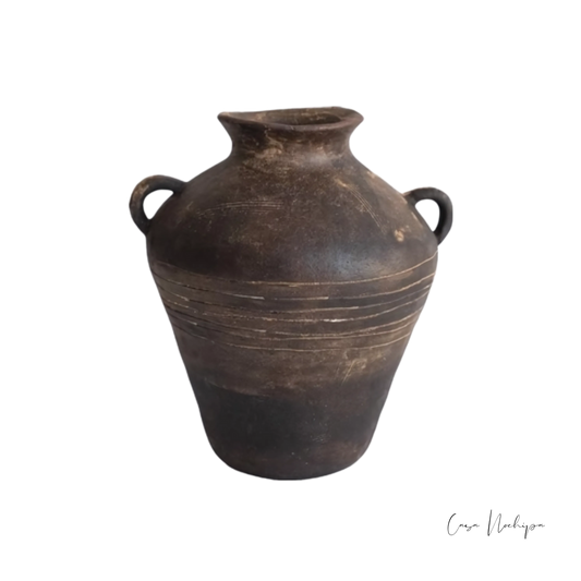 Jarrón de barro ahumado con asas y líneas incisas, 30 cm de altura.