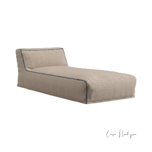 Chaise lounge contemporánea para exterior tapizada en tela Sunbrella con detalles decorativos en contraste