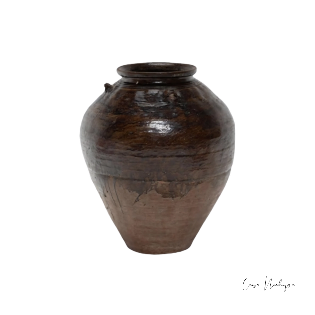 Jarrón de barro esmaltado ahumado en tonos café–negro, cuello corto, 30 cm de altura.