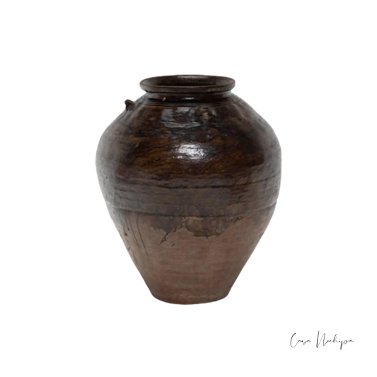 Jarrón de barro esmaltado ahumado en tonos café–negro, cuello corto, 30 cm de altura.