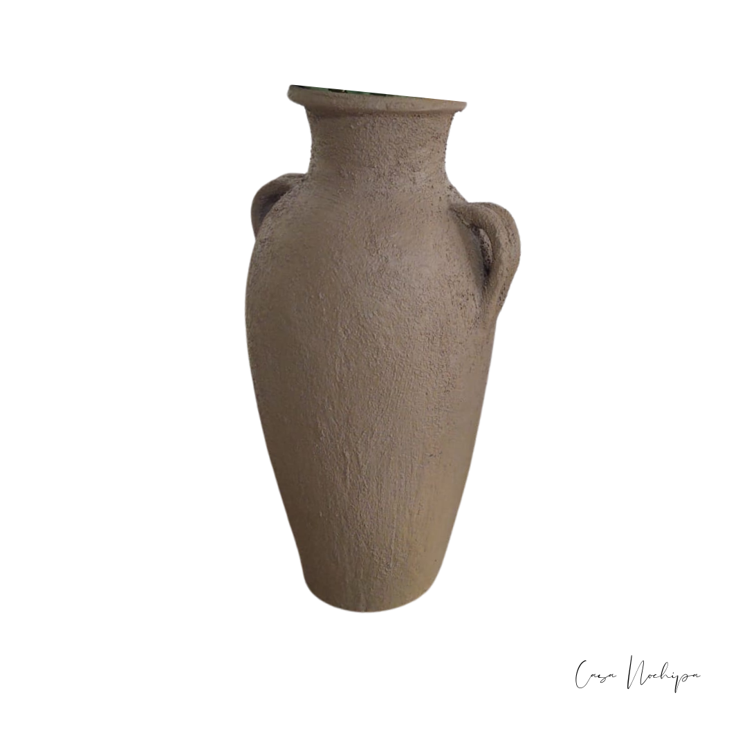 Jarrón de barro texturizado de 40 cm con asas laterales, hecho a mano en México.