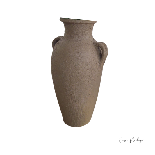 Jarrón de barro texturizado de 40 cm con asas laterales, hecho a mano en México.