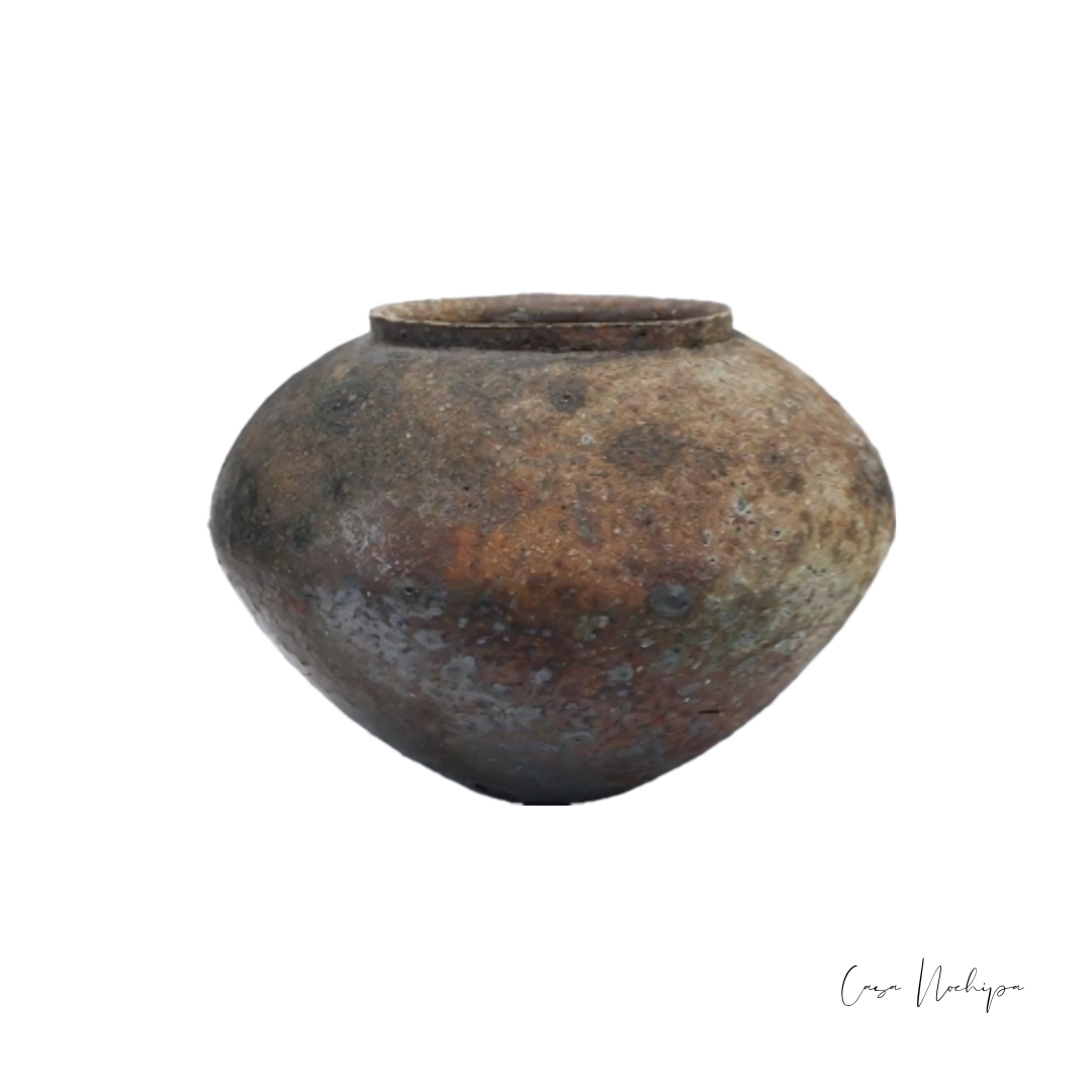 Jarrón de barro natural de perfil bajo con pátina moteada, 15 cm de altura.
