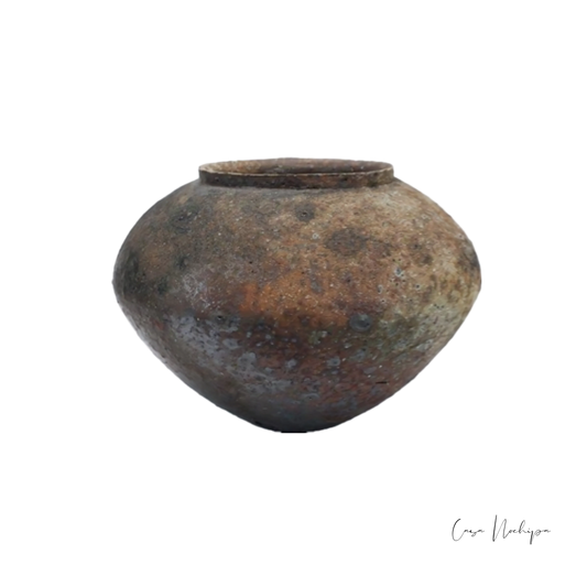 Jarrón de barro natural de perfil bajo con pátina moteada, 15 cm de altura.