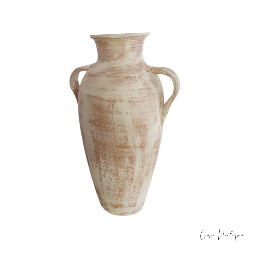 Jarrón de barro con asas de 50 cm, acabado envejecido, elaborado artesanalmente en México.