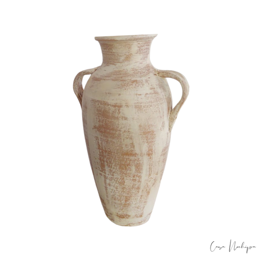 Jarrón de barro con asas de 50 cm, acabado envejecido, elaborado artesanalmente en México.