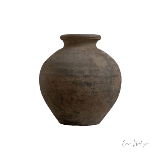 Jarrón de barro natural tipo esfera con cuello corto