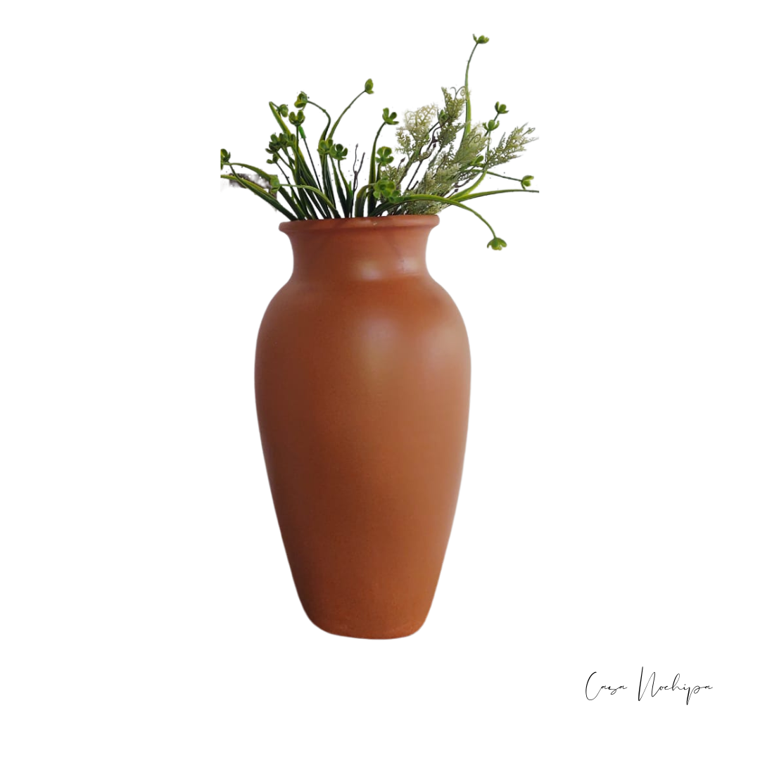 Jarrón de barro liso de 50 cm con acabado terracota, elaborado artesanalmente en México.
