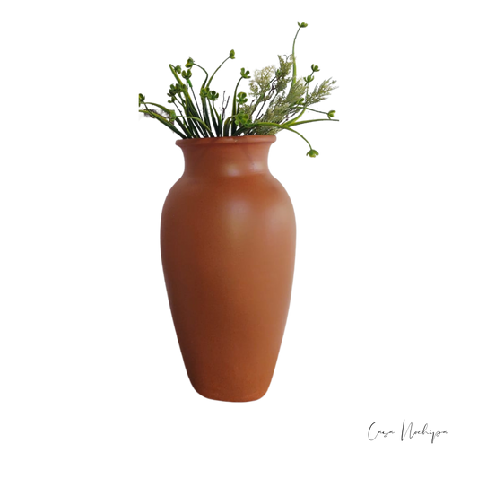 Jarrón de barro liso de 50 cm con acabado terracota, elaborado artesanalmente en México.