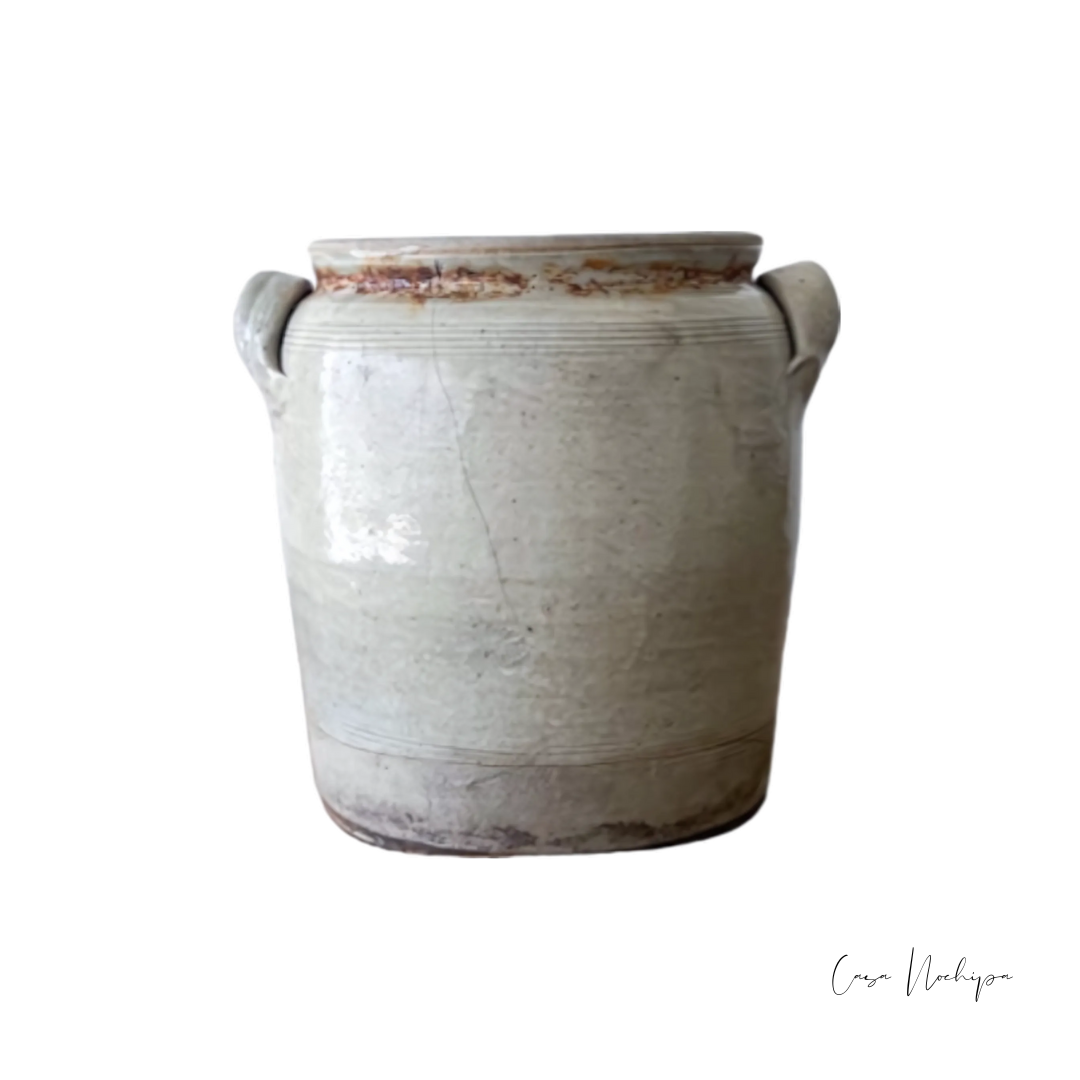 Jarrón de barro artesanal con asas y acabado esmaltado en tono natural, 30 cm de altura.