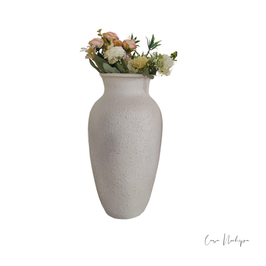 Jarrón de barro texturizado de 20 cm con acabado rústico en tono neutro, elaborado artesanalmente en México.