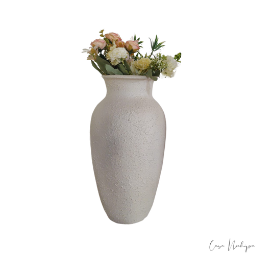 Jarrón de barro texturizado de 20 cm con acabado rústico en tono neutro, elaborado artesanalmente en México.