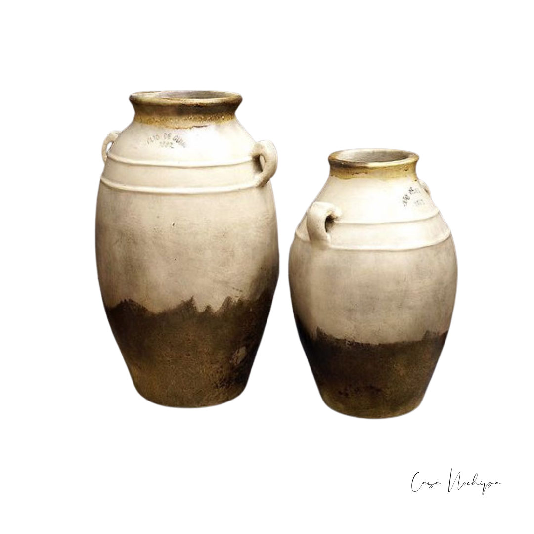 Jarrón de barro rústico con asas en tonos envejecidos, disponible en 60 cm y 70 cm, elaborado artesanalmente en México.