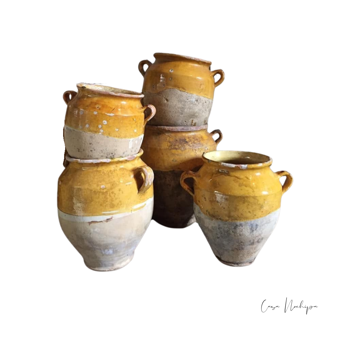 Tinaja de barro esmaltado en tonos ocres, pieza artesanal para decoración rústica.