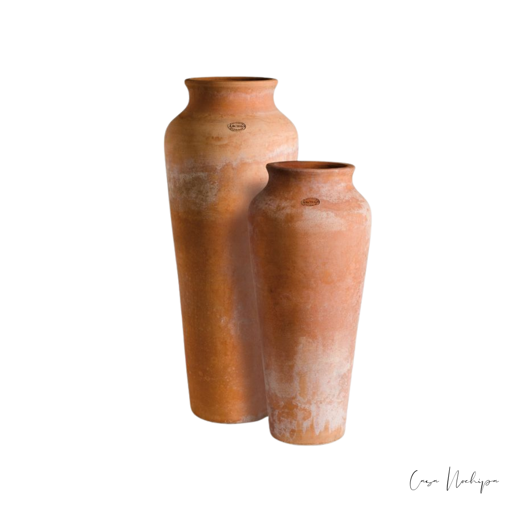 Jarrón de barro alto con acabado envejecido en tonos terracota, disponible en 60 cm y 70 cm, ideal para decoración rústica y minimalista.