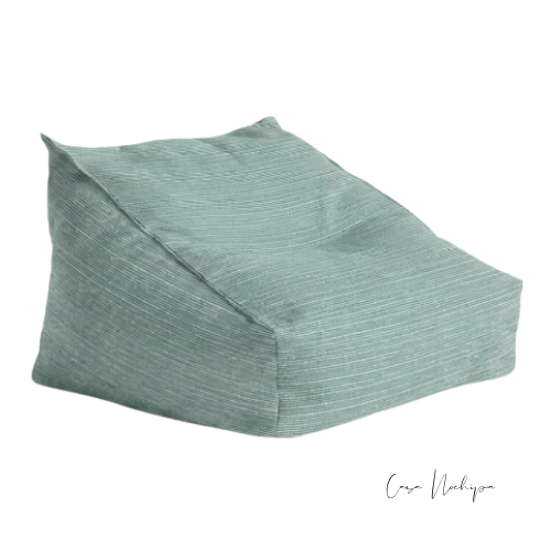 Puff lounge triangular para exterior tapizado en tela Sunbrella resistente al sol, humedad y manchas