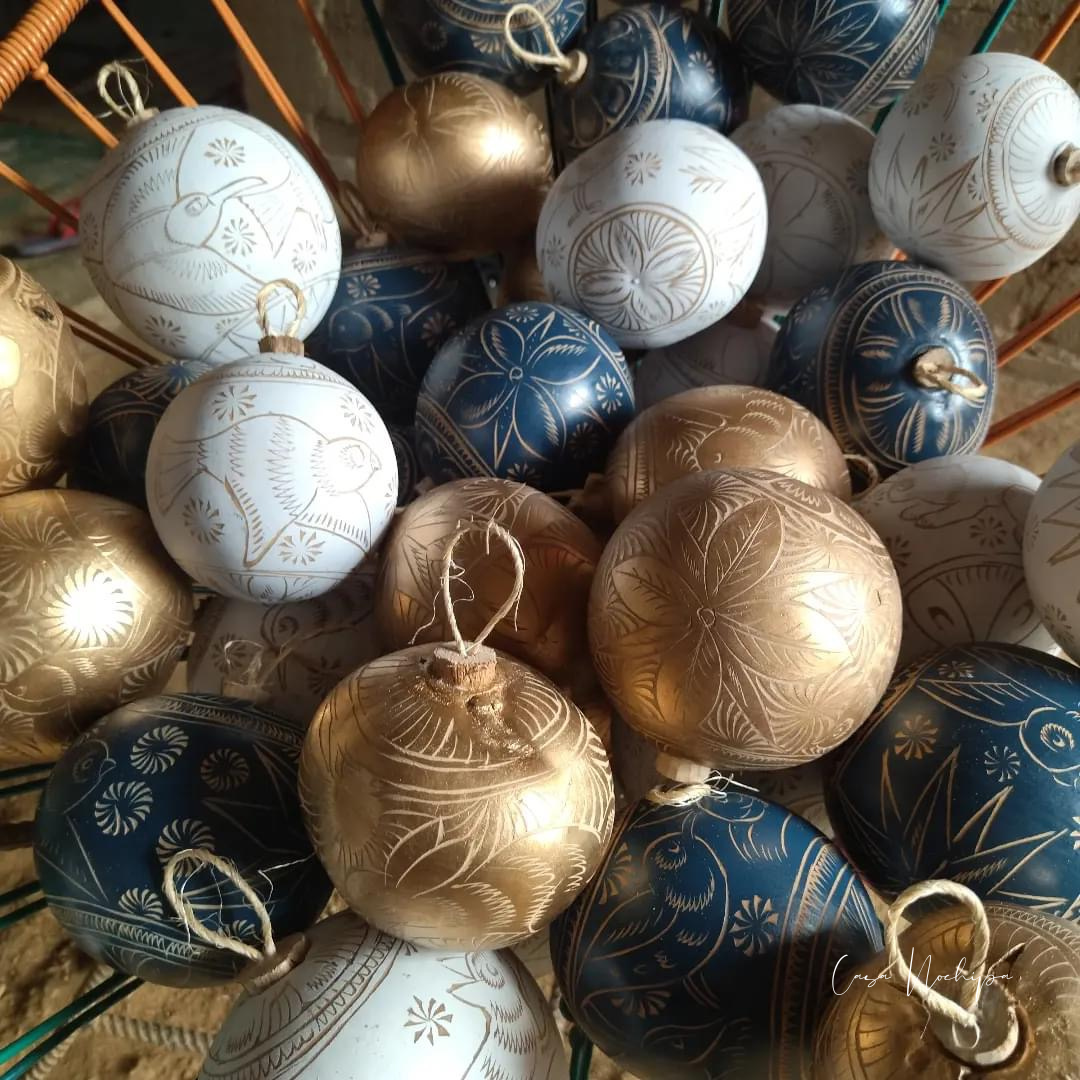 Esfera de jícara artesanal tallada a mano - Decoración navideña
