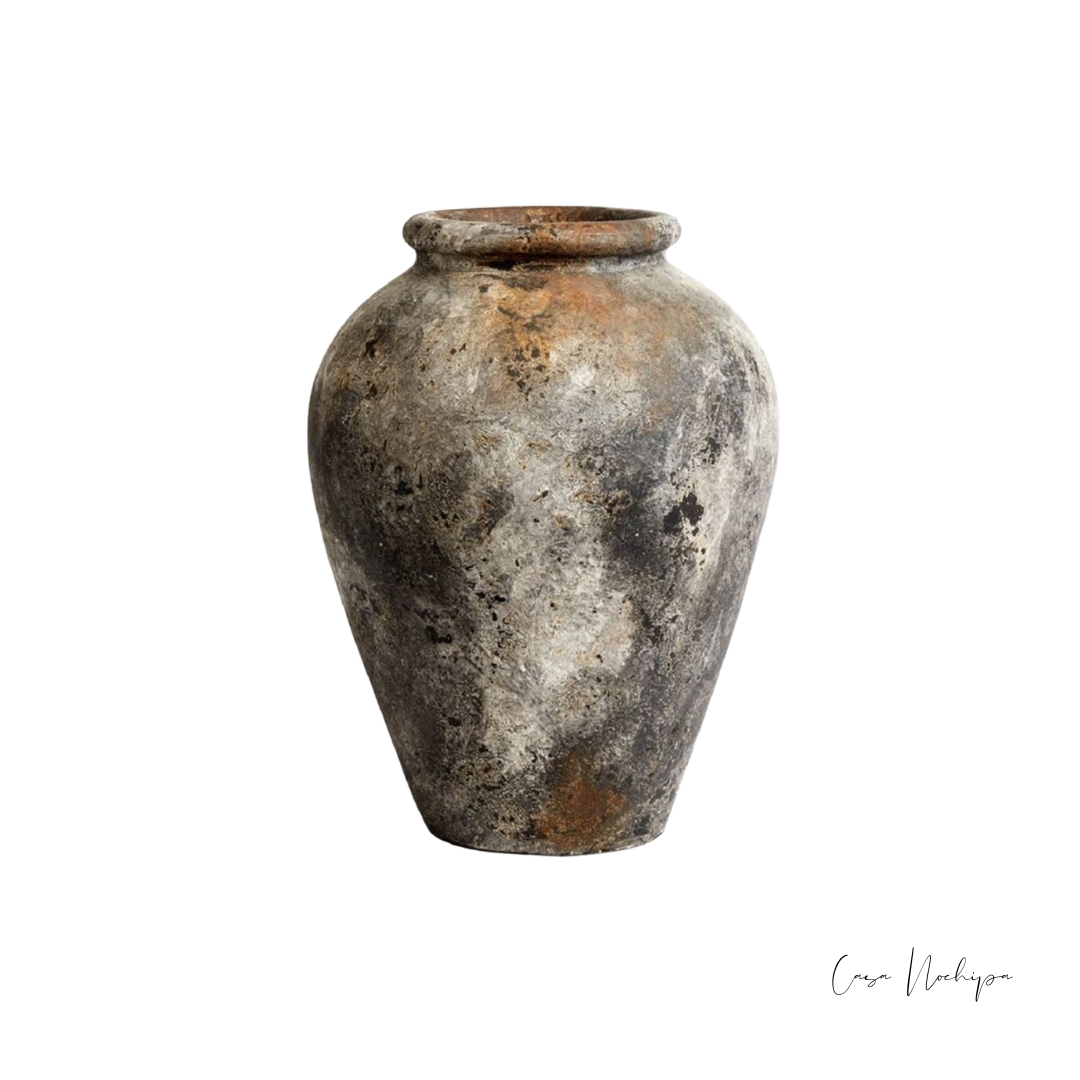 Jarrón de barro envejecido en tonos oscuros con acabado rústico, ideal para decoración vintage, industrial y bohemia.