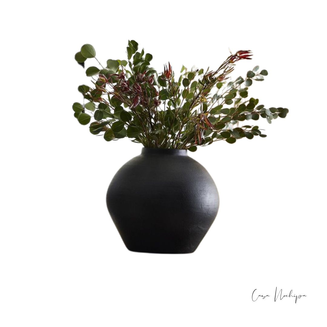 Jarrón de barro negro de 30 cm con acabado mate, ideal para decoración moderna y rústica.