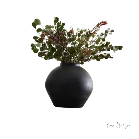 Jarrón de barro negro de 30 cm con acabado mate, ideal para decoración moderna y rústica.