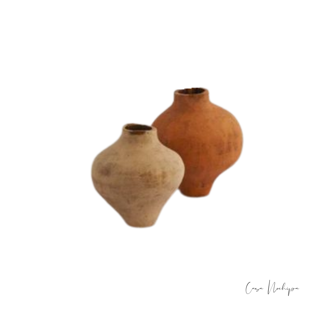 arrón de barro artesanal con diseño orgánico y acabado rústico en tono natural, con 25 cm de altura.