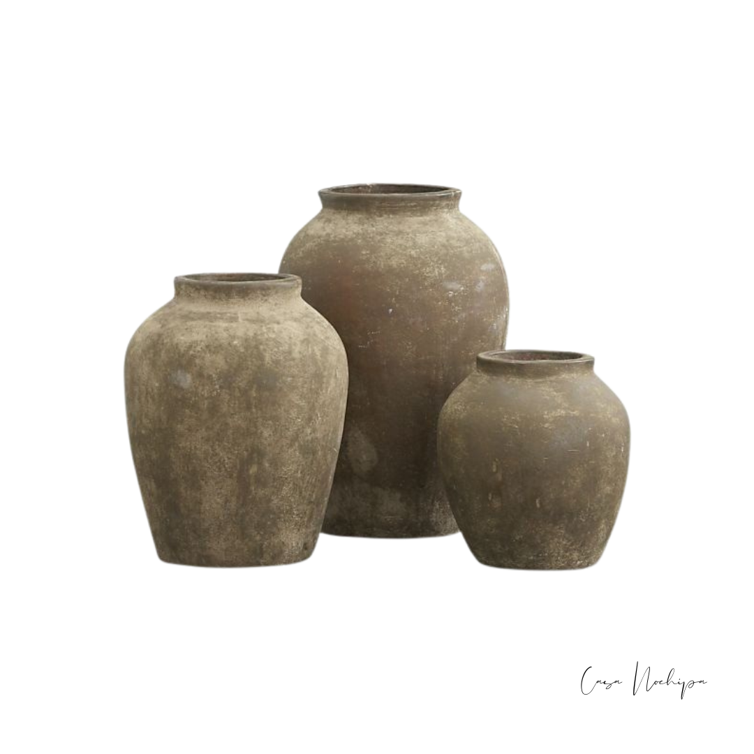 Set de jarrones de barro envejecido con acabado rústico en medidas de 40, 30 y 20 cm.