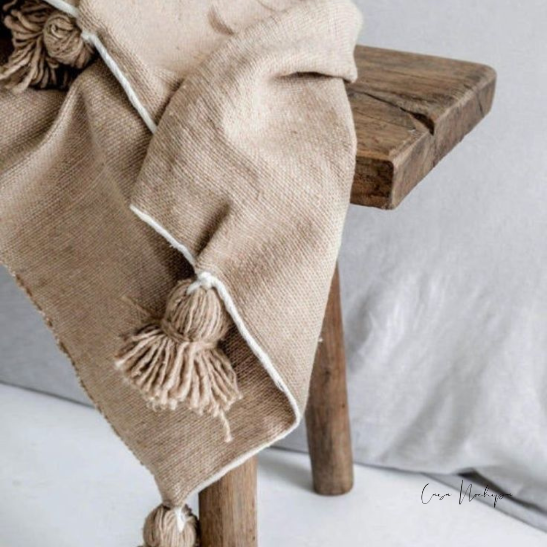 Frazada artesanal beige natural con pompones tejidos a mano en telar de pedal