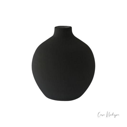 Jarrón de barro negro artesanal con acabado mate, ideal para decoración de interiores.