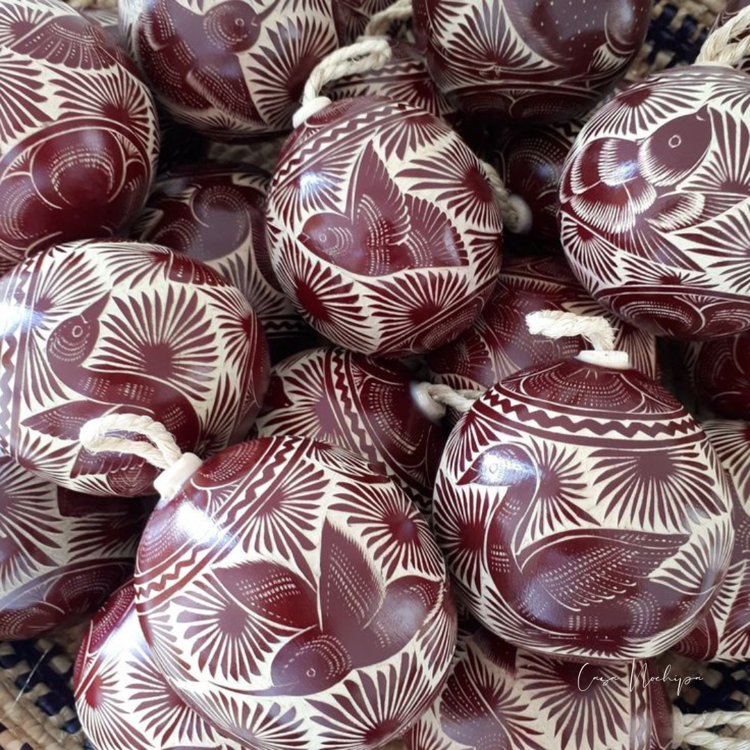 Esfera de jícara artesanal tallada a mano - Decoración navideña