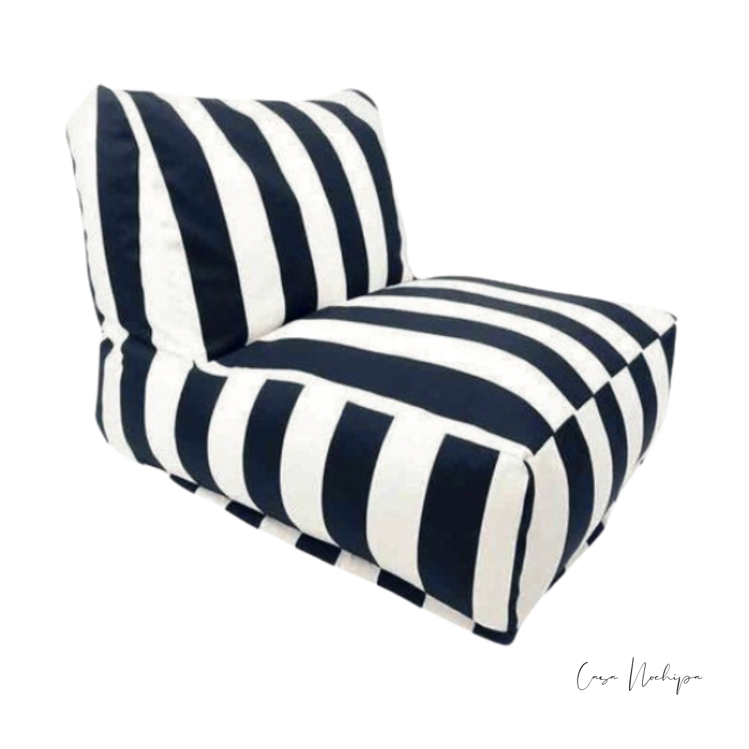Sillón bajo con tela Sunbrella a rayas en blanco y negro.