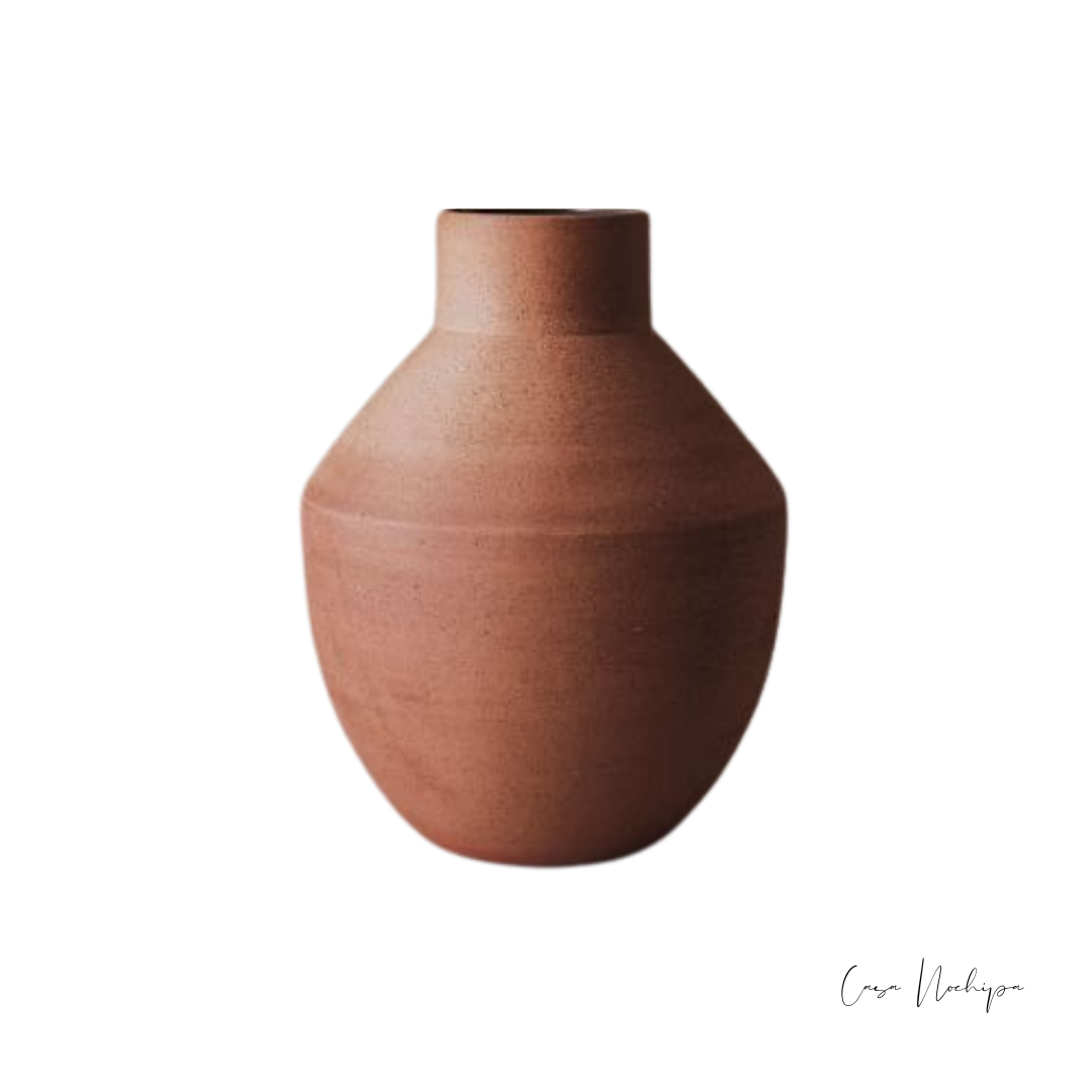 arrón de barro natural hecho a mano, con diseño geométrico y acabado en tono terracota.