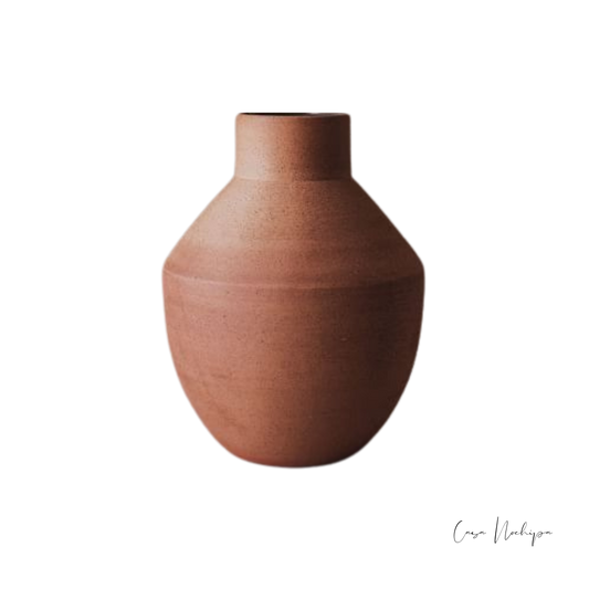 arrón de barro natural hecho a mano, con diseño geométrico y acabado en tono terracota.