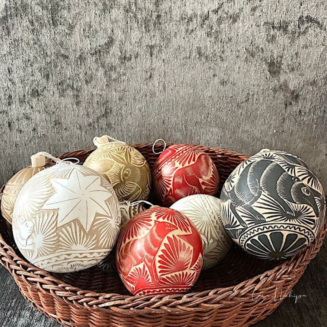 Esfera de jícara artesanal tallada a mano - Decoración navideña.