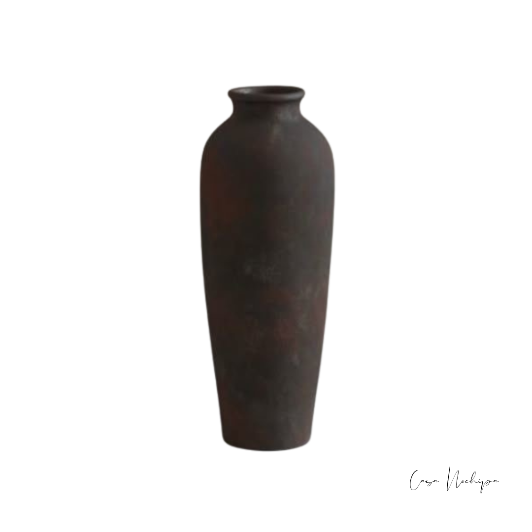 Jarrón de barro natural alto con pátina ahumada y cuello corto, 45 cm.