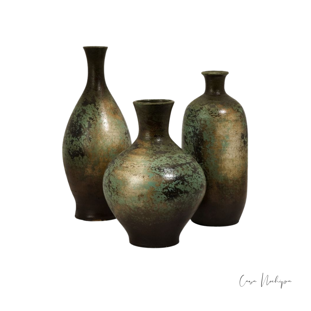Conjunto de tres jarrones de barro con acabado envejecido en tonos verdes y tierra, ideales para decoración rústica.