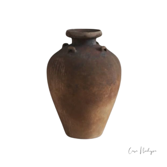 Jarrón de barro natural con asas tipo oreja, cuello corto y reborde plano, 30 cm.