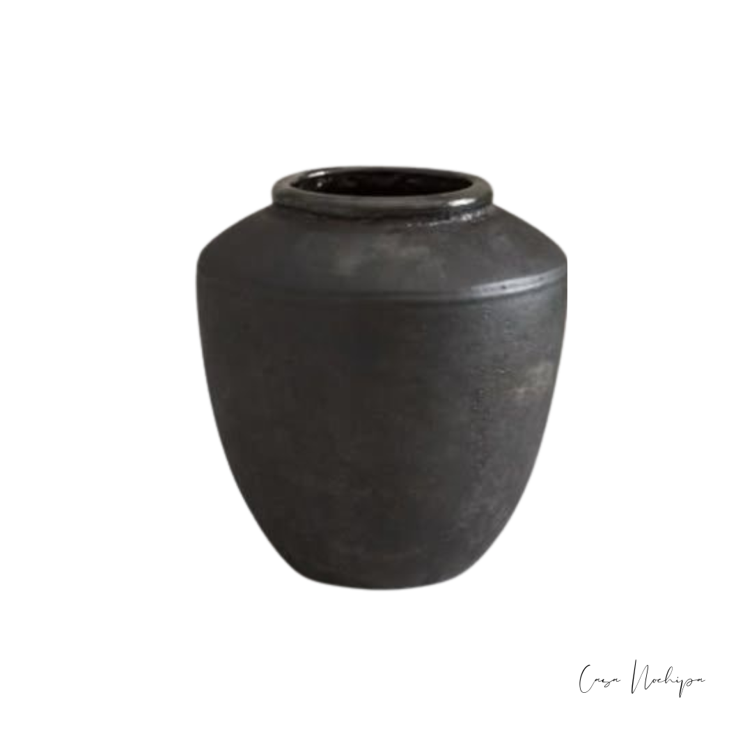 Jarrón de barro negro mate con cuello corto y borde satinado, 20 cm.