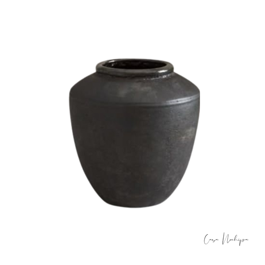 Jarrón de barro negro mate con cuello corto y borde satinado, 20 cm.