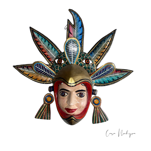 Máscara artesanal mexicana azteca de águila en madera de colorín con tocado de plumas pintado a mano