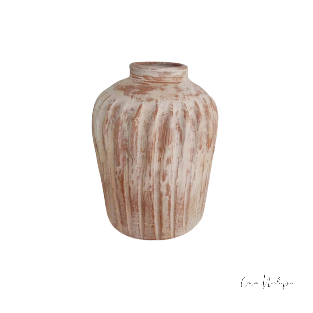 Jarrón de barro artesanal con relieve vertical en acabado natural, perfecto para decoración de interiores.