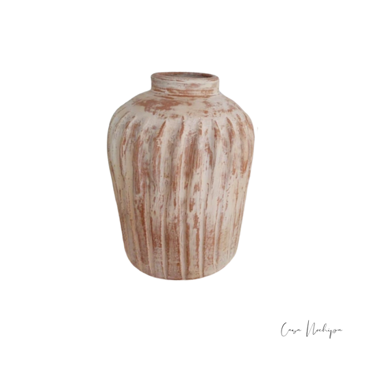 Jarrón de barro artesanal con relieve vertical en acabado natural, perfecto para decoración de interiores.
