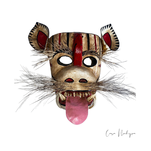 Máscara artesanal mexicana de jabalí con dientes de cerdo pelo de jabalí y detalles en cuero de chivo