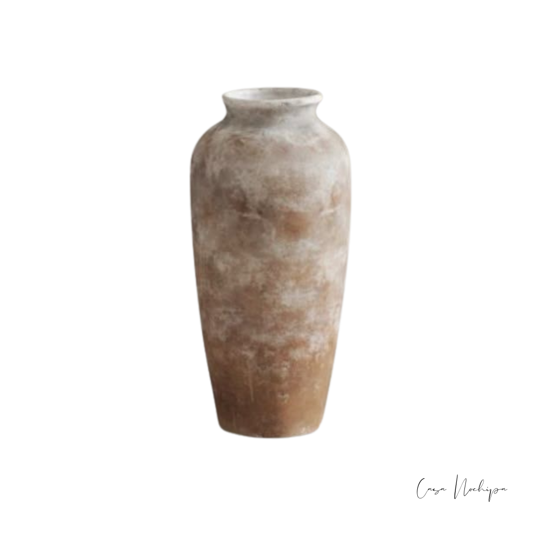 Jarrón de barro natural alto con cuello corto y pátina en tonos arena y terracota, 40 cm.