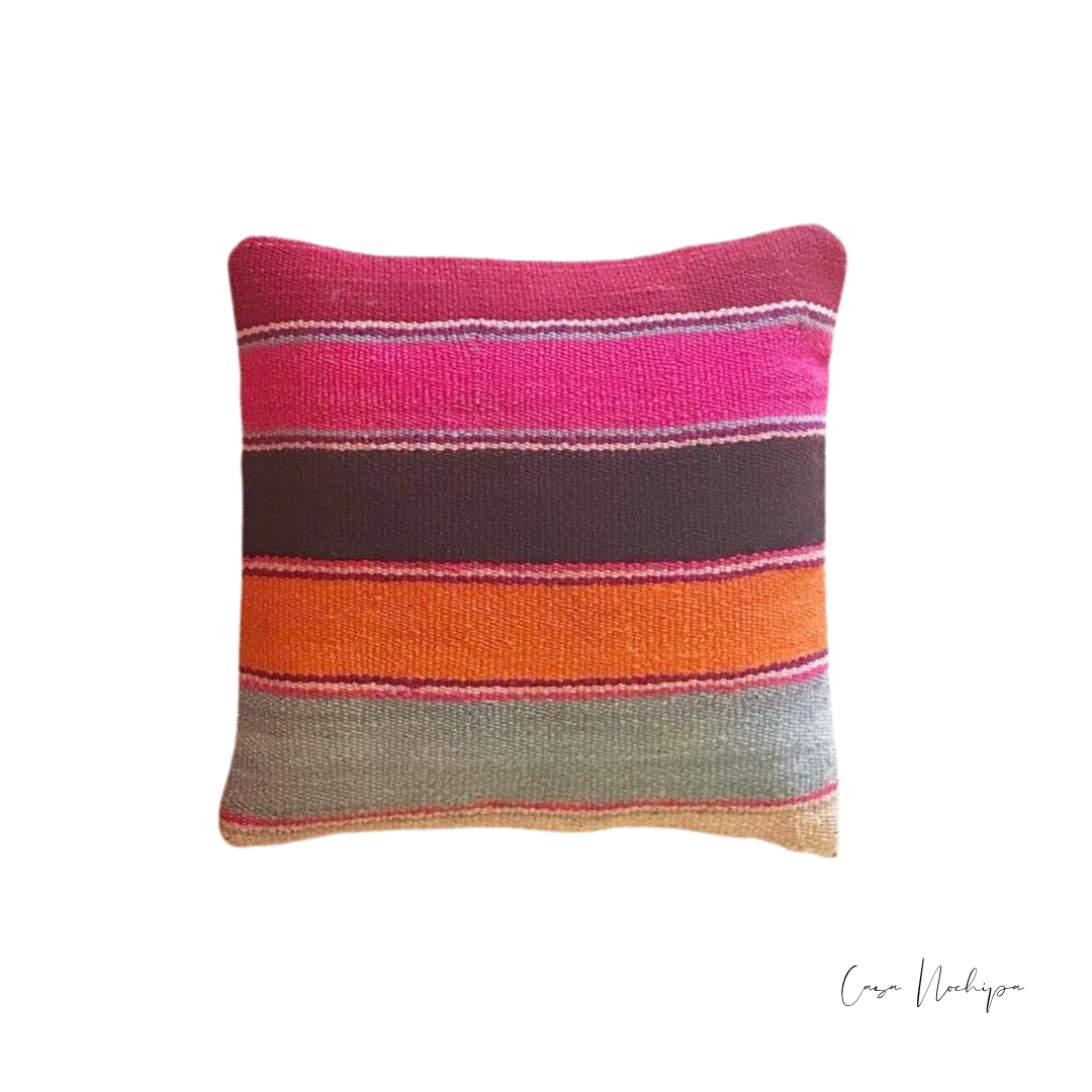 Cojín de lana multicolor en tonos rosa, naranja y gris tejido en telar de pedal en Oaxaca