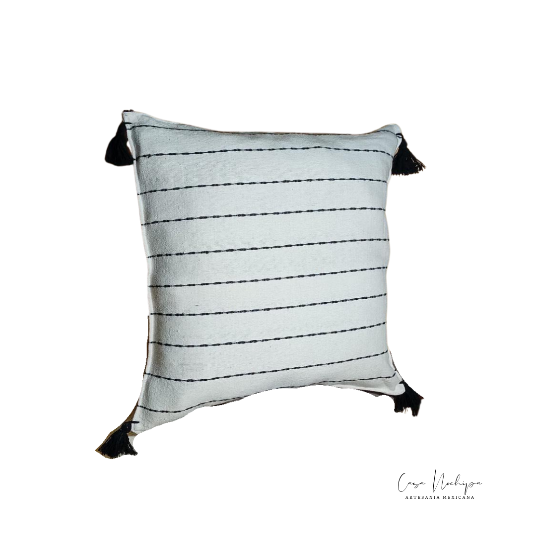 Cojín artesanal de algodón 45x45 cm con diseño minimalista, tejido a mano en telar de pedal en Oaxaca. Decoración sostenible y elegante.