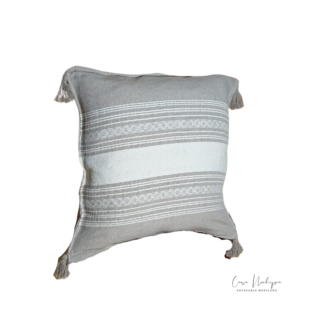 Cojín artesanal tejido en Oaxaca con telar de pedal, hecho de algodón orgánico y teñido naturalmente para decoración mexicana auténtica.